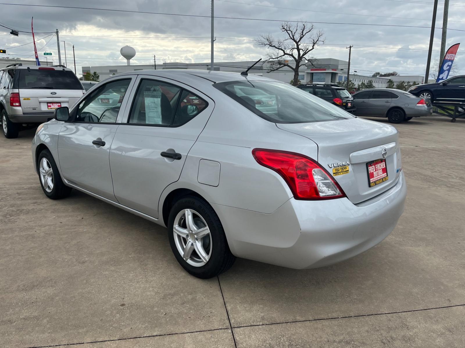 2014 SILVER /black Nissan Versa 1.6 S 5M (3N1CN7AP3EL) with an 1.6L L4 DOHC 16V engine, 5-Speed Manual transmission, located at 14700 Tomball Parkway 249, Houston, TX, 77086, (281) 444-2200, 29.928619, -95.504074 - Photo #4